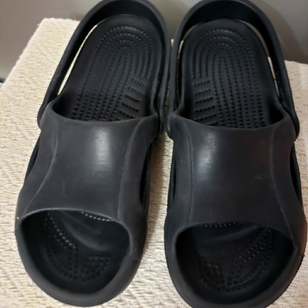 WOMANS BLACK CROCS. SIZE 10. BACK STRAP. GREAT CONDITION. OPEN TOE, SOLID TOP